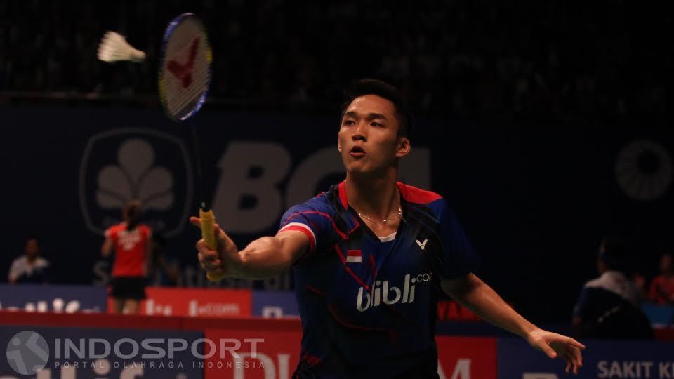 Aksi Jonatan meladeni permainan net Jorgensen.